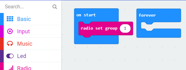 Espaço de trabalho do MakeCode mostrando o bloco &ldquo;radio set group&rdquo; dentro do bloco &ldquo;on start&rdquo;
